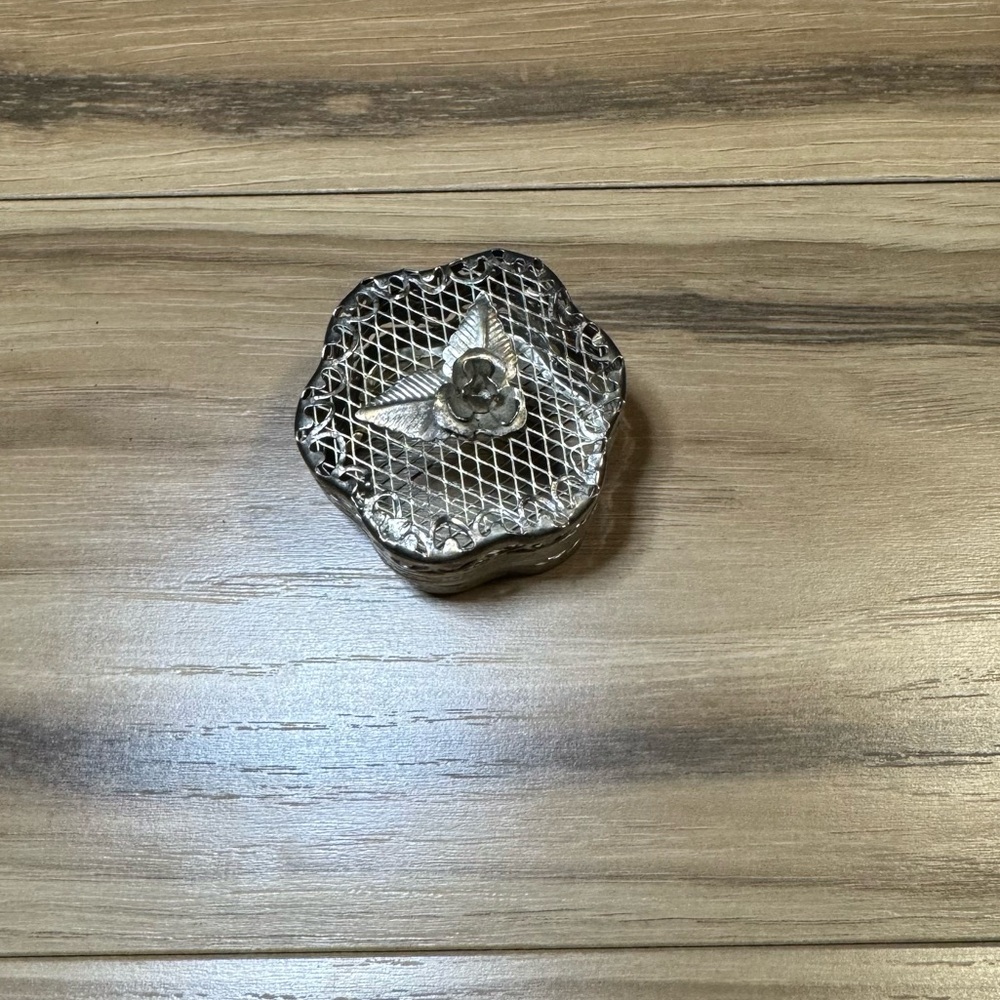VTG Silver Tone Filigree Mesh Floral Trinket Box Small Collectible Cottagecore
